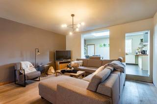 Vous recherchez une maison avec beaucoup de potentiel ? Cette charmante maison mitoyenne vous offre une base solide pour en faire votre propre maison.<br /><br />Le salon spacieux et lumineux s'harmonise parfaitement avec la cuisine ouverte, d'où vous avez accès au jardin avec une terrasse agréable.<br /><br />Au 1er et au 2e étage, vous trouverez 3 chambres et un bureau, pratique pour le télétravail ou comme pièce supplémentaire. La salle de bains nécessite une rénovation complète, mais cela vous donne la possibilité de l'aménager entièrement selon vos goûts et vos souhaits.<br /><br />Le garage et la place de parking devant la maison constituent des atouts supplémentaires.<br />Avec quelques travaux de rafraîchissement, vous ferez de cette maison un véritable bijou !<br /><br />👉 Prix demandé : 295 000 €<br />📲 Prenez rapidement rendez-vous avec Katrien : 0473/42.76.99 – katrien@cornelis-partners.be