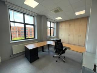 <strong>Huurprijs: € 1300/maand</strong><br /><strong>Beschikbaar: in onderling overleg</strong><br />
<p>Deze direct beschikbare kantoorruimte op de derde verdieping op Campus Blairon biedt een naadloze overgang naar een professionele werkomgeving. Met in totaal 3 tot 4 afzonderlijke kantoorruimtes, naast een goed uitgeruste vergaderzaal, is deze locatie perfect voor diverse bedrijfsbehoeften. De aanwezigheid van een alarm verhoogt de veiligheid en gemoedsrust.</p>
<p>De ligging van het kantoor is bijzonder gunstig, met een strategische nabijheid van de snelweg E34 die Antwerpen en Eindhoven verbindt. Dit zorgt voor een vlotte toegang en eenvoudige reismogelijkheden voor zowel personeel als klanten. Bovendien wordt de aantrekkelijkheid van de locatie versterkt door de ruime parkeermogelijkheden recht voor de deur, wat het voor iedereen gemakkelijk maakt om het kantoor te bereiken.</p>
<p>Kortom, deze instapklare kantoorruimte biedt niet alleen moderne faciliteiten, maar ook een gunstige locatie en voorzieningen die de productiviteit en tevredenheid van alle betrokkenen versterken.<br /><br />Het eigendom is gelegen ten westen van het centrum van de Stad Turnhout. Het betreft de kantoorsite van de oude militaire kazerne majoor Blairon. De locatie is goed bereikbaar met de wagen via het op- en afrittencomplex van de E-34 dat zich op circa 2 km bevindt. Met het openbaar vervoer bereikbaar per bus die een halte bedient op wandelafstand. Op de site is een betalende parking aanwezig</p>