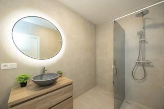 <strong>Situation</strong><br />L’appartement est situé dans la Helmstraat, dans un quartier agréable et facilement accessible, avec toutes les commodités à portée de main. Vous êtes à proximité des commerces, des transports en commun, des écoles et des restaurants. Grâce aux excellentes connexions, vous rejoignez rapidement le centre-ville ainsi que les principaux axes routiers.<br /><br /><strong>Disposition</strong><br />En entrant dans l’appartement, vous accédez à un spacieux hall d’entrée desservant les différentes pièces. Le séjour lumineux, grâce à ses grandes fenêtres, constitue le cœur du logement et offre un espace de vie agréable avec accès au balcon orienté plein sud. La cuisine est pratique et moderne, avec de nombreux espaces de rangement.<br />Via le hall de nuit, vous accédez à deux chambres spacieuses de respectivement 15 m² et 10 m², une salle de bain moderne et des toilettes séparées. La salle de bain est équipée d’une douche à l’italienne et d’un lavabo avec miroir doté d’un éclairage intégré.<br />Enfin, l’appartement dispose également d’une cave privative en sous-sol (+/- 5 m²).<br /><br /><strong>Atouts</strong><br />Situation centrale<br />Prêt à emménager<br />Bonne accessibilité<br />Idéal comme investissement ou premier achat<br />PEB : 172 kWh/m²<br />Électricité conforme<br />Espace de rangement<br />Balcon<br /><br />Intéressé(e) ? Contactez-nous pour une visite au +32 483 51 30 01 ou par mail à ruzanna@wellimmo.net