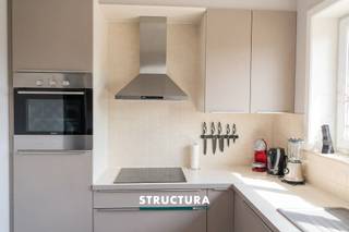 Op zoek naar een comfortabel en goed onderhouden appartement op een centrale ligging in Aalst? Dit lichtrijke appartement van ca. 75 m² bevindt zich op de eerste verdieping van een kleinschalig appartementsgebouw en combineert een praktische indeling met modern wooncomfort en een aangenaam terras.Dankzij de gunstige ligging bevinden tal van winkels, diensten en andere voorzieningen zich in de nabije omgeving. Een interessante opportuniteit voor starters, alleenstaanden of koppels, maar eveneens voor investeerders die op zoek zijn naar een aantrekkelijk verhuurbaar appartement.IndelingHet appartement beschikt over een aangename en lichtrijke leefruimte met voldoende plaats voor een gezellige zit- en eethoek. Aansluitend bevindt zich de moderne, volledig uitgeruste Siemens-keuken met praktische bergruimte en hedendaagse inbouwtoestellen.Verder beschikt het appartement over één ruime slaapkamer met voldoende plaats voor het creëren van een dressing of extra kastruimte en toegang tot het terras.De verzorgde badkamer is uitgerust met een ligbad, lavabo en toilet en biedt tevens een praktische aansluiting voor de wasmachine.Troeven* Ca. 75 m² woonoppervlakte* € 920/ maand huurinkomsten* geen lasten in het gebouw- individuele tellers * Eerste verdieping van een kleinschalig appartementsgebouw* Ruime en lichtrijke slaapkamer* Aangenaam terras* Moderne, volledig uitgeruste Siemens-keuken* Verzorgde badkamer met ligbad* Praktische aansluiting voor wasmachine* Nieuwe Vaillant Eco+ verwarmingsketel geplaatst in 2024* Energiezuinig appartement met EPC-label B* Centrale ligging nabij tal van voorzieningenDankzij de combinatie van een gunstige EPC-score, een recente verwarmingsinstallatie, een aangename buitenruimte en een praktische indeling is dit appartement zowel interessant voor eigen bewoning als voor investering.Bent u op zoek naar een aangenaam appartement in Aalst? Neem dan contact met ons op voor meer informatie of om een bezoek in te plannen.