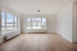 Bent u op zoek naar het perfecte kust appartement waar luxe, ruimte en een uitstekende ligging samenkomen? Dit recent gerenoveerde pand in Zeebrugge biedt u een unieke kans om te wonen of te investeren aan de Belgische kust. Het appartement is in 2026 volledig afgewerkt met hoogwaardige, kwalitatieve materialen en met een uitzonderlijk oog voor detail. Dankzij de kleinschalige residentie geniet u hier van een rustige omgeving en heeft u bovendien het grote voordeel dat er geen syndicus aanwezig is, wat de vaste kosten aanzienlijk drukt.De ligging is namelijk een absolute troef. U bevindt zich op enkele meters van het strand van Zeebrugge, het openbaar vervoer en een vlotte verbinding naar Brugge of andere badsteden. Als extra troef biedt dit vastgoed de mogelijkheid tot het aankopen van een garagebox in de residentie met extra plaats voor de garage.Indeling:- inkomhal met gastentoilet- ruim en lichtrijke woon- en eetkamer - open en volledig geïnstalleerde keuken met toegang tot terras- 3 volwaardige slaapkamers- 2 badkamersTevens is er een privatieve zolderruimte boven het appartement voor extra opslag. Bent u op zoek naar een uniek en ruim appartement aan de kust? Neem gerust contact op met onze vastgoedexpert Arne Reubens via +32 472 186 304 of arne.reubens@dewaele.comDeze AI-visualisaties zijn bedoeld als inspiratie. Er werd geen rekening gehouden met technische specificaties, stedenbouwkundige voorschriften of de concrete mogelijkheden tot realisatie.Bestuursmaatregelen in het maatregelenregister: in aanvraag