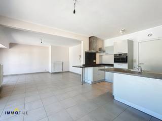 Dit appartement bevindt zich op de 2de verdieping (lift aanwezig) van een recent gebouw (2009) en beschikt over een inkomhal met gastentoilet,...