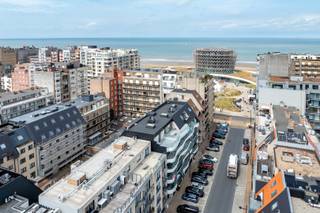 <strong>** Verkoop onder registratierechten, géén 21% BTW **</strong><br /><br />Op de 2de verdieping van residentie "Le Paris" bevindt zich dit 2 slaapkamer appartement (73m2) met 2 terrassen. Het appartement geniet een hoogwaardige afwerking en is uitgerust met de meest recente energiezuinige technieken. Gelegen op een zeer centrale locatie in het centrum van Middelkerke, op amper 50m van het vernieuwde Epernayplein en het casino. Strand, winkels en het openbaar vervoer bevinden zich allemaal op wandelafstand van het appartement.<br /><br />Enkele troeven:<br />Energiezuinig (zeer laag E-peil)<br />2 volwaardige slaapkamers met toegang tot het terras<br />Ventilatiesysteem type-D (mechanische toevoer en afvoer van lucht)<br />Geothermische warmtepomp<br />Vloerverwarming + passieve koeling<br />privatieve kelderberging inbegrepen<br />Gemeenschappelijke waterontharder<br />Apart toilet in de hal<br />Driedubbele beglazing<br /><br />Het appartement is ideaal als vaste woonst, tweede verblijf of slimme investering.<br />Mogelijkheid tot het aankopen van een afgesloten, ondergrondse garagebox. Makkelijk in te rijden en geschikt voor SUV's. (€80.000)<br /><br />Stedenbouwkundige inlichtingen in aanvraag sinds 20/08 - definitief E-peil in opmaak.<br />Bezoek mogelijk na afspraak met Serge van Center Office via 0485/61 59 22.<br /><br />