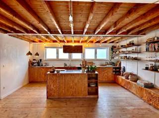 <p>Gezellig en instapklaar duplex appartement TE HUUR .<br />Combineert authentiek karakter met hedendaags wooncomfort. <br />Uitstekende ligging op wandelafstand van het station, winkels, scholen ,.....</p><p>Op de eerste verdieping geniet de woonst een ruime leefruimte met een gezellige open keuken waar een terras aan gekoppeld is, verder is er nog een toilet en berging . <br />De tweede verdieping heeft een lichtrijke gang die ons naar de 2 slaapkamers en de badkamer brengt. <br />De grootste slaapkamer beschikt over een open ingebouwde kast achter het bed, de 2de slaapkamer beschikt over een terras. <br />Op het gelijkvloers nog een extra berging.</p><p>Lichtarmaturen en gordijnen voorzien.</p><p>Interesse?<br />Vraag uw bezoek aan via onze website www.immodhondt.be </p>