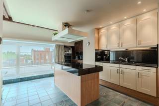 TE KOOP – RUIM EN KARAKTERVOL DAKAPPARTEMENT MET 4 SLAAPKAMERS EN RIANTE TERRASSEN IN DE BELLE EPOQUEWIJK<br /><br />Op een absolute toplocatie in de gegeerde Belle Epoquewijk van Oostende, op wandelafstand van de zeedijk, de Koninklijke Gaanderijen, Thermae Palace en Wellington Golf, bevindt zich dit bijzonder ruime dakappartement op de 6de verdieping van residentie “Viking”.<br /><br />Met een bewoonbare oppervlakte van circa 191 m² geniet dit appartement van een uitzonderlijk gevoel van ruimte. De lichtrijke leefruimte sluit rechtstreeks aan op de riante terrassen, waar u dankzij de open ligging en gunstige oriëntatie de hele dag kunt genieten van licht, ruimte en vergezichten.<br />De woning beschikt over vier volwaardige slaap-/werkruimtes — momenteel ingericht als 3 slaapkamers en een bureel — evenals twee badkamers, een vernieuwde en volledig ingerichte keuken en een ruime leefruimte.<br /><br />Het interieur heeft een authentiek en eigen karakter en werd bewust niet volgens de hedendaagse interieurtrends ingericht. Voor wie houdt van een woning met persoonlijkheid, biedt dit appartement bovendien tal van mogelijkheden om het geheel naar eigen smaak en wensen te moderniseren.<br /><br />Het appartement beschikt momenteel over een EPC-label E, waardoor de renovatieverplichting van toepassing is. Dit biedt tegelijk de mogelijkheid om het appartement energetisch én esthetisch volledig af te stemmen op de hedendaagse normen en uw eigen woonwensen.<br /><br />TROEVEN<br />✨ Absolute topligging in de Belle Epoquewijk<br />🌊 Op wandelafstand van zee, zeedijk, Koninklijke Gaanderijen en Thermae Palace<br />⛳ Wellington Golf vlakbij<br />🛏️ 4 slaapkamers / 3 slaapkamers + bureel<br />🛁 2 badkamers<br />🌞 Riante terrassen met open zicht en uitstekende oriëntatie<br />🏢 Lift tot op de 6de verdieping<br />🍽️ Vernieuwde, volledig ingerichte keuken<br />🚗 Niet-betalend parkeren in de wijk<br />💶 Gemeenschappelijke lasten: €215/maand – afrekeningen beschikbaar<br /><br />Een zeldzaam ruim dakappartement op een van de meest gegeerde locaties van Oostende, met een combinatie die vandaag moeilijk te vinden is: veel woonoppervlakte, vier slaap-/werkruimtes, royale terrassen, open zicht en een karaktervolle ligging vlak bij zee.<br /><br />Een ideale eigendom als vaste woonst, tweede verblijf of renovatieproject, voor wie ruimte, ligging en potentieel belangrijker vindt dan een dertien-in-een-dozijn interieur.<br />Een appartement met karakter, ruimte en vooral veel mogelijkheden.<br /><br />📞 Bezoek mogelijk mits afspraak.<br />☎️ 059 808 502<br />📧 danny@brouckaert.be<br />🌐 www.brouckaert.be