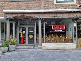 Handelspand gelegen in het centrum van Genk.Grote voorgevel met voldoende lichtinval, vooraan is ook een zonneluifel.Bij het betreden van de zaak...