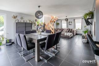 Op een perceel van 1.023 m² bevindt zich deze ruime villa met vier slaapkamers, rustig gelegen in Pervijze. STARTPRIJS: Elk bod boven deze startprijs, wordt voorgelegd aan de eigenaars, die al dan niet kunnen in gaan op dit aanbod.Diksmuide, Veurne, Nieuwpoort en de E40 bevinden zich op korte afstand. De woning beschikt over een gunstig EPC-label B, een conforme elektrische keuring, prachtige vergezichten over de polders en een slaapkamer op het gelijkvloers.De inkomhal is voorzien van een gastentoilet en vestiaire en leidt naar de lichtrijke leefruimte met schuifraam naar het terras. Aansluitend bevinden zich de geïnstalleerde keuken en een praktische wasruimte/voorraadberging met doorgang naar de tuin.Op het gelijkvloers is er tevens een ruime kamer die kan dienen als slaapkamer, hobbykamer of praktijkruimte en beschikt over een afzonderlijke inkom.Op de eerste verdieping bevinden zich een nachthal, drie ruime slaapkamers, waarvan één met inloopdressing, en een badkamer met regendouche, ligbad, dubbele lavabo en toilet.Rondom de woning ligt een ruime tuin met terras, waar u in alle privacy geniet van de prachtige vergezichten. De recent aangelegde oprit met toegangspoort, ruime carport en koer bieden parkeergelegenheid voor meerdere wagens. Verder beschikt de woning over een zolderberging en een regenwaterput van 10.000 liter.Een ideale gezinswoning voor wie rust, ruimte en privacy zoekt in een landelijke omgeving, met alle belangrijke voorzieningen en verbindingswegen binnen handbereik.📞 Contacteer Brecht voor een bezoek: 0499 90 29 79 – brecht@correctvastgoed.be👉 Online schattingstool: https://www.correctvastgoed.be/schatting