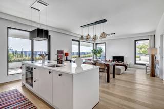 <p>Ideaal gelegen in een wijk in volle ontwikkeling, aan de rand van het kanaal, in het prachtige Atlantis-project, op de 6e verdieping van 7, bieden wij u dit prachtige appartement met twee slaapkamers van 114 m², voorzien van een groot terras en een prachtig uitzicht. Het bestaat uit: een inkomhal met apart toilet, een grote, lichtrijke woonkamer, een volledig uitgeruste open keuken, een prachtig terras op het zuiden, twee slaapkamers (11 en 15 m²), een badkamer met toilet, een doucheruimte en een wasruimte. Kelder. Parkeerplaats: 25.000 €. EPC: A. Elektriciteit conform. Dit appartement zal u bekoren door zijn ideale ligging, zijn grote woonkamer en zijn terras met prachtig uitzicht. Een bezoek is een must!</p>