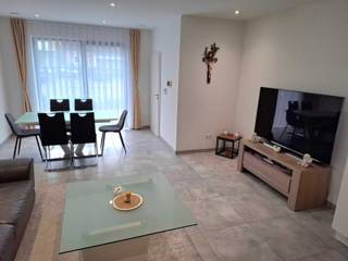 <span>Gezellig en energiezuinig gelijkvloers appartement bestaande uit: leefruimte met open keuken, wasplaats, apart toilet, berging, badkamer met inloopdouche en wastafel, 2 slaapkamers, terras, tuin, kelderberging, 2 privé-parkeerplaatsen (achter tuin gelegen) en een gemeenschappelijke fietsenberging.</span><br /><br /><span>Het appartement beschikt tevens over een volledig aparte ingang en een voortuintje. </span><br /><br />Erg lage algemene onkosten en lage verbruikskosten door EPC A-label.<br /><br /><span>Goede ligging met snelle bereikbaarheid van de Geelse ring en het centrum.</span><br /><br /><span>Meer info of een bezoek ter plaatse, contacteer ons kantoor via 0471/605.314 of info@immo-b.be!</span>