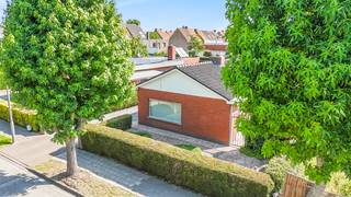 Deinze: Bungalow met 3 slaapkamers, gerenoveerde badkamer en prachtige tuin te koop in centrum Deinze.Deze woning is de ideale thuis voor mensen die...