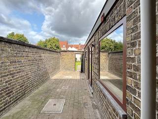 In de charmante Stokersstraat, gelegen in het historische Sint-Gilliskwartier, vind je deze gezellige en lichtrijke op te frissen woning met tal...