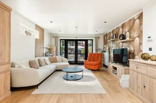 Op zoek naar een instapklare woning met veel comfort, en een uitstekende ligging? Dan is deze gerenoveerde woning beslist een bezoek waard!De woning is gunstig gelegen tussen het centrum van Kapellen en Hoevenen, met openbaar vervoer op korte afstand. Dankzij de nabijheid van belangrijke invalswegen zijn zowel Antwerpen als Nederland vlot en snel bereikbaar.Bij het binnenkomen wordt u meteen verwelkomd in de volledig vernieuwde leefruimte, waar de moderne keuken en de gezellige living harmonieus in elkaar overvloeien tot één ruime, open leefruimte. De ideale plek om samen te koken, te ontspannen en gezellig tijd door te brengen.Op het gelijkvloers bevindt zich bovendien een ruime slaapkamer met aansluitende, een volledig nieuwe badkamer. Deze badkamer is uitgerust met een ligbad, lavabo en toilet. Vooraan de woning vinden we de praktische wasplaats. Hier vinden we ook de zonneboiler terug.Naast de trap naar de eerste verdieping bevindt zich nog een extra ruimte die perfect kan worden ingericht als bureau, hobbyruimte of speelkamer. Verder is er een kleine kelderruimte aanwezig die uitstekend dienst kan doen als extra bergruimte.Op de bovenverdieping bevinden zich nog twee slaapkamers en een tweede badkamer, voorzien van een douche, lavabo en toilet. Hierdoor beschikt de woning over maar liefst drie slaapkamers en twee badkamers, wat zorgt voor een bijzonder comfortabele gezinswoning.Een extra troef is de zij-ingang naast de woning. Hierdoor kunt u fietsen, vuilnisbakken en ander materiaal eenvoudig rechtstreeks naar de tuin brengen, zonder door de woning te moeten.De diepe tuin biedt volop mogelijkheden om heerlijk van het buitenleven te genieten. Het ruime terras vormt de perfecte plek voor gezellige zomeravonden en achteraan de tuin bevindt zich nog een grote tuinberging, ideaal voor fietsen, tuinmateriaal en extra opslag.Troeven op een rijtje:Gerenoveerde woning3 slaapkamers2 nieuwe badkamersNieuwe open keuken en leefruimteRuime tuin met groot terrasGrote tuinbergingPraktische zij-ingangExtra ruimte voor bureau, hobby of speelkamerKelderruimte voor extra bergruimteOpenbaar vervoer vlakbijGoede verbinding naar Antwerpen en NederlandGelegen tussen het centrum van Kapellen en HoevenenEen zeer leuke, instapklare woning met een praktische indeling en tal van troeven. Deze woning moet u zeker gezien hebben!Graag een bezoek inplannen?☎️ 0472 74 03 15✉️ wim@lefevervastgoed.beWeergegeven oppervlakte is overgenomen van het EPC en louter indicatief.