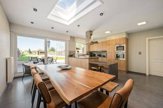Schrijf je in voor het bezoekmoment op zaterdag 09/05 via onze website:<br />https://benjaminverkoopt.be/panden/instapklare_woning_met_3_slaapkamers-verzorgde_tuin_en_garage_in_roeselare/<br />- Uitstekende ligging in Roeselare: Stadenstraat 60<br />- Verzorgde woning, volledig gerenoveerd in 2017<br />- Bureauruimte vooraan<br />- Zithoek met gezellige gashaard<br />- Leefruimte met open keuken en zicht op de tuin<br />- Aangelegde omheinde tuin met tuinberging<br />- Keukenberging met aansluitende droge kelder<br />- Garage met bijkeuken<br />- Eerste verdieping: 2 slaapkamers en badkamer met douchecabine, wastafelmeubel en toilet<br />- Tweede verdieping met vaste trap en een masterbedroom<br />- Conforme elektriciteit <br />- Asbestveilig<br />- EPC C, mits bijplaatsen van enkele zonnepalen: EPC B<br />- Overal elektrische rolluiken<br />- Schrijnwerk in PVC met hoogrendementbeglazing<br />- Richtprijs: € 345.000