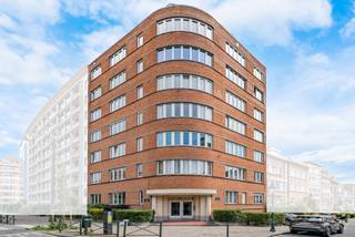 We Invest heeft het genoegen deze gelijkvloerse woning voor renovatie aan te bieden, gelegen aan de Jubellaan 65 in Brussel.<br /><br />Dit pand is een zeldzame kans op de markt, zowel als belegging in huur als als eerste koper. Het is momenteel verhuurd op basis van een langlopend huurcontract, wat onmiddellijk rendement en huurzekerheid biedt.<br /><br />Het appartement heeft 59 m² woonoppervlakte en bestaat uit: een hal die leidt naar een grote, lichte en goed ingerichte woonkamer van 24 m², een aparte keuken van 9 m² met directe toegang tot een balkon van 3 m², een comfortabele slaapkamer van 14 m², een badkamer met bad (3 m²) en een apart toilet.<br /><br />Het pand heeft ook een privékelder, ideaal voor opslag, en een dienstbodekamer op de eerste verdieping, die gebruikt kan worden als logeerkamer, kantoorruimte of extra opslagruimte.<br /><br />Gelegen aan de Boulevard du Jubilé, profiteert de flat van een dynamische stedelijke omgeving met behoud van een aangename woonsfeer. Winkels, openbaar vervoer en scholen zijn allemaal binnen handbereik, waardoor het dagelijks leven een fluitje van een cent is.<br /><br />Er zijn enkele renovatiewerkzaamheden gepland, zodat toekomstige kopers de woning naar eigen wens kunnen inrichten of de huuropbrengst kunnen maximaliseren.<br /><br />Aarzel niet om contact met ons op te nemen voor meer informatie of om een bezichtiging te regelen.