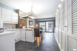 Instapklare studio met slaaphoek, gelegen op de 3e verdieping, uitgevend op de Leopoldlaan. De leefruimte heeft een open keuken en een terras vooraan . De living heeft een zetelbed alsook is er een slaaphoek (met tweepersoonsbed). In de badkamer is er een douche, wc en 1 lavabo. ( Er is een aansluiting voor wasmachine ). De grote wandkast is zeer praktisch om al je spullen in op te bergen. Deze studio wordt gemeubeld aangeboden, ze is uniek gelegen vlakbij het strand en het winkelcentrum van Middelkerke. Momenteel is deze studio verhuurd op jaarbasis.. Er is een gemeenschappelijke fietsenberging aanwezig.
