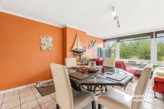 Dit tweeslaapkamerappartement geniet van een uitstekende ligging op wandelafstand van het centrum van De Haan en alle nodige voorzieningen. Met een bewoonbare oppervlakte van 66 m² biedt het een praktische indeling en vormt het een ideale keuze als vaste woonst, tweede verblijf of investering aan de kust.<br /><br />Via de inkomhal bereikt u de woonkamer en aansluitende open keuken, uitgerust met Siemens-toestellen. Verder beschikt het appartement over een berging, twee volwaardige slaapkamers en een badkamer met douche, lavabo, toilet en aansluiting voor een wasmachine. Een gemeenschappelijk terras op het gelijkvloers en een privatieve staanplaats vormen bijkomende troeven.<br /><br />Het gebouw dateert van 1975, maar het dak en de gevel werden reeds vernieuwd. Het appartement is voorzien van PVC-ramen met dubbele beglazing en centrale verwarming op aardgas. Met een EPC-label B (168 kWh/m²/jaar) geldt er geen renovatieplicht.<br /><br />Een mooie opportuniteit voor wie op zoek is naar comfortabel wonen of een eigen plekje aan zee, op een gegeerde locatie in De Haan!