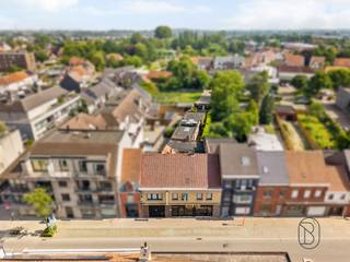 <h3>À vendre : bien commercial polyvalent avec habitation séparée dans un emplacement de premier choix à Deerlijk !</h3><p>Cet immeuble multifonctionnel (actuellement exploité comme boulangerie) bénéficie d’un emplacement exceptionnel dans <strong>la rue commerçante principale de Deerlijk</strong>, offrant une excellente visibilité et un accès aisé. À proximité immédiate, vous trouverez de nombreux commerces, écoles, établissements horeca, transports en commun et grands axes routiers.</p><h3>Composition :</h3><p>Le bien combine un espace commercial (atelier avec surface de vente) et une habitation entièrement indépendante, ce qui en fait une opportunité idéale pour les indépendants, professions libérales ou investisseurs.</p><p>L’espace commercial comprend un atelier, une cuisine séparée, des toilettes supplémentaires, un espace de stockage ainsi qu’un garage intérieur pouvant accueillir deux voitures.</p><p>L’habitation dispose de sa propre entrée et comprend un vaste séjour avec vue sur le patio, offrant une agréable luminosité naturelle. Au premier étage se trouvent un hall de nuit, 4 chambres spacieuses, une salle de bains rénovée et un espace bureau séparé. Un escalier fixe mène au vaste grenier, qui offre de nombreuses possibilités d’aménagement supplémentaires.</p><p>À l’arrière du bâtiment, une grande extension permet d’augmenter la surface destinée à une activité commerciale. Le jardin avec abri de jardin peut éventuellement être aménagé en places de parking supplémentaires.</p><h3>Atouts :</h3><ul><li>emplacement commercial de premier ordre avec excellente visibilité</li><li>combinaison idéale entre habitation et activité professionnelle</li><li>accès indépendant à l’habitation</li><li>garage intérieur pour 2 voitures</li><li>4 chambres et un bureau</li><li>nombreuses possibilités d’extension grâce au grenier et à l’annexe</li><li>jardin avec potentiel pour des places de parking supplémentaires</li><li>disponible immédiatement</li></ul><h3>Pour qui est-ce idéal ?</h3><p>Idéal pour les indépendants, professions libérales ou entrepreneurs souhaitant combiner habitation et activité professionnelle sur un même site. Également intéressant comme investissement grâce à sa configuration polyvalente et à son excellente situation commerciale.</p><p><strong>À vendre par Immo Beguin, votre expert immobilier depuis 2009, avec des bureaux à Renaix, Waregem, Courtrai, Deinze, Tournai et Lessines.</strong></p><p>Visites sur rendez-vous via : <strong>charlotte@immobeguin.be</strong></p>
