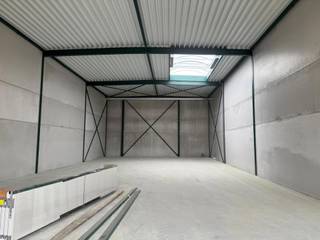 <strong>TECHNISCH<br /></strong><span>EXCL. BASISPAKKET UITRUSTINGEN</span><br /><strong><br /></strong>Nutsaansluitingen:<br />• Elektrisch<br />• Collectieve HS cabine van X KVA<br />• Gemeenschappelijk tellerlokaal<br />• 25D60 Tellerkast per unit, incl. teller van de nutsmaatschappij<br />• EXVB bekabeling vanuit dit tellerlokaal tot in de unit<br />• Water<br />• Gemeenschappelijk tellerlokaal<br />• Privatieve watertellers per unit<br />• Waterleiding in PE vanuit dit tellerlokaal tot in de unit<br />• Coax kabel, fiber kabel vanaf openbaar net tot in de unit<br /><br /><span>In elke unit:<br /></span><br />• Aansluitingsplaat in multiplex<br />• ALSB met differentiaal & zekering<br />• Aardingspin<br />• Analoge brandcentrale incl. optische rookmelders (voor een leeg magazijn), handmelder en sirene<br />• Ledstraler boven de poort als buitenverlichting<br />• Elektrische aansluiting en indienststelling RWA koepel<br />• Elektrische aansluiting en indienststelling sectionaalpoort<br />• Wachtbuis voor plaatsing laadpaal aan parking<br />• Wachtbuis voor regenwaterrecuperatie (excl. pomp).<br />* maximaal een nuttige belasting van 5 kg/m²<br />- In elke loods is een zelfdragende achtwandige gebogen lichtstraat voorzien waarvan de beplating bestaat uit holle polycarbonaat spouwplaten (U-waarde 1,2 W/m²K). Deze hebben een opale uitvoering met een<br />plaatdikte van 2 x 10mm.<br />- Structuur + dak is voozien voor het plaatsen van PV installatie met max. belasting van 15 kg/m².