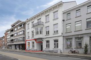 Op zoek naar een nieuwe stijlvolle werkplek? <br />Dit (actueel) casco, betaalbaar kantoor, is gelegen in een compleet vernieuwde high-end herenwoning in de iconische Dirk Martensstraat op het gelijkvloers (links). <br />De ruimte wordt verder afgewerkt door de eigenaar in onderling overleg met de huurder. Optioneel mogelijk om extra achtergelegen parkeerplaatsen bij te huren achter het gebouw. <br />Dirk Martens ligt op wandelafstand van het winkelcentrum, met alle nodige voorzieningen.  Daarnaast geniet Aalst van een centrale ligging tussen Brussel en Gent, met een vlotte bereikbaarheid via de E40 en naar het station. Momenteel wordt de parking nog aangelegd en de inkomhal van het gebouw afgewerkt.<br />LIFT AANWEZIG. EPC LABEL A. <br />Maandelijkse huurprijs: 800 euro.  <br />Provisie voor gemene lasten: 50 euro per maand. <br />1 Autostaanplaats inbegrepen in de huurprijs. Optioneel mogelijk om nog een staanplaats bij te huren. Beschikbaar vanaf 1 april 2025. <br />Gemeenschappelijke fietsenstalling aanwezig op het gelijkvloers.<br />ZONNEPANELEN. <br />