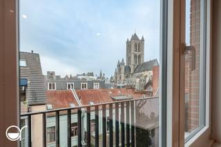In de Mageleinstraat vinden we dit high-end afgewerkt appartement met uitzicht op de iconische torens van Gent. Het is gelegen in een kleinschalige residentie op een uitzonderlijke locatie. Het onderging een kwalitatieve totaalrenovatie in 2019. Er werd veel aandacht besteed aan duurzaamheid, onderhoudsvriendelijkheid en wooncomfort. Het appartement is een uniek vastgoed, ideaal voor mensen die houden van een bruisend stadsleven in Gent. <br /><br />We wandelen binnen in een aangename inkomruimte. Aan de linkerkant bevindt zich de open en zeer lichtrijke leefruimte. Deze omvat een open en hyper-uitgeruste keuken, uitgerust met een ingebouwde oven, microgolf, vaatwasser, spoelbak, inductiekookplaat, koelkast en diepvriezer. Koken met uitzicht op de Sint-Niklaaskerk, een uniek gegeven. Verder vinden we hier nog een ruime zithoek en eetplaats. Aan de andere kant van het appartement bevindt zich de comfortabele slaapkamer, de badkamer met inloopdouche en wastafel en een apart toilet. Het appartement heeft ook een zonnig terras. <br /><br />Extra troeven: de meubels die op de foto’s staan kunnen ook overgenomen worden en er is een kelderberging in de prijs inbegrepen. Er is een lift in het gebouw.<br /><br />Wenst u graag meer info en/of een bezoek? Contacteer dan Benjamin De Wit (benjamin@rosseel.be of 0473 97 08 80).