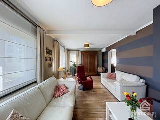 <strong>PLUSPUNTEN:</strong><br />+ perceeloppervlakte: 947 m²<br />+ bewoonbare oppervlakte: 251 m²<br />+ 4 slaapkamers<br />+ uitzonderlijke ligging aan het water<br />+ EPC-score B (166 kWh/m²)<br />+ unieke combinatie van rust, ruimte en bereikbaarheid<br />+ aanwezigheid van zonnepanelen en groenestroomcertificaten<br />+ aanwezigheid van thuisbatterij<br />+ in overleg beschikbaar vanaf 1 oktober 2027<br /><br /><strong>ALGEMEEN:</strong><br />Op een unieke locatie in Bocholt, langs het water en toch op wandelafstand van winkels, scholen en andere dagelijkse voorzieningen, vinden we deze charmante gezinswoning terug. Hier geniet u van een rustige woonomgeving met een bijzonder uitzicht, zonder in te boeten aan bereikbaarheid en comfort.<br /><br />Gelegen op een perceel van 947 m² en met een bewoonbare oppervlakte van maar liefst 251 m², biedt deze woning alle ruimte die een gezin zich kan wensen. De woning verwelkomt u met aangename leefruimtes waar licht, ruimte en gezelligheid centraal staan. Dankzij de praktische indeling vormt deze woning een ideale thuisbasis voor gezinnen die op zoek zijn naar een combinatie van wooncomfort en functionaliteit.<br /><br />Op de verdieping bevinden zich vier volwaardige slaapkamers en een dressing, waardoor er voldoende plaats is voor een groter gezin, een thuiswerkplek of een hobbyruimte. De verschillende ruimtes bieden tal van mogelijkheden en kunnen eenvoudig worden aangepast aan de noden van de toekomstige bewoners.<br /><br />Een van de grootste troeven van deze eigendom is zonder twijfel de ligging. Wonen aan het water zorgt voor een unieke sfeer en een gevoel van rust dat elke dag opnieuw terugkomt. Of u nu geniet van een kop koffie met zicht op het kanaal, een wandeling in de omgeving maakt of gewoon thuiskomt na een drukke werkdag, hier ervaart u wonen op een plek waar ontspanning centraal staat.<br /><br />De combinatie van de ruime bewoonbare oppervlakte, het grote perceel, de vier slaapkamers en de uitzonderlijke ligging maakt van deze woning een bijzonder interessante opportuniteit. Een warme gezinswoning waar rust, ruimte en een centrale ligging hand in hand gaan.<br /><br /><strong>BEZOEKMOMENT:</strong><br />De foto's geven u alvast een sfeervolle eerste indruk van deze bijzondere woning. Om de ruimte, de unieke ambiance en de rust van de groene omgeving echt te beleven, nodigen wij u van harte uit voor een persoonlijke bezichtiging.<br /><br /><strong>INDELING:</strong><br />+0: inkomhal, woonkamer, keuken, toilet, badkamer, berging, garage, achter inkom, tuinhuis.<br />+1: nachthal, 4 slaapkamers, dressing. <br />zolder toegankelijk met vaste trap.<br /><br /><strong>FINANCIERING:</strong><br />Een succesvolle vastgoedtransactie begint met een goede voorbereiding. Wij adviseren kandidaat-kopers om hun financiële mogelijkheden tijdig in kaart te brengen, zodat zij met de nodige zekerheid en vertrouwen kunnen handelen wanneer de juiste opportuniteit zich aandient.<br /><br /><strong>VERKOPEN OF VERHUREN MET EEN STRATEGISCHE AANPAK?</strong><br />Dankzij het vertrouwen van onze klanten en onze sterke marktpositie zijn wij voortdurend op zoek naar kwalitatieve eigendommen. Overweegt u te verkopen of te verhuren? Ontdek vrijblijvend onze persoonlijke aanpak en hoe wij uw eigendom optimaal positioneren om de juiste doelgroep te bereiken.<br /><br /><strong>ALS EERSTE OP DE HOOGTE VAN NIEUW AANBOD:</strong><br />De beste eigendommen worden vaak gevonden vóór ze breed beschikbaar zijn. Schrijf u vrijblijvend in via onze website en ontvang nieuw aanbod dat aansluit bij uw wensen en zoekcriteria.<br /><br /><strong>UW VASTGOED, ONZE EXPERTISE:</strong><br />Elke eigendom verdient een persoonlijke strategie. Met een combinatie van marktkennis, professionele presentatie, actieve klantenbenadering en een sterk netwerk begeleiden wij onze klanten naar een succesvol resultaat.<br /><br /><strong>PERSOONLIJKE SERVICE, PROFESSIONELE BEGELEIDING:</strong><br />Een vastgoedbeslissing vraagt een doordachte aanpak. Ons ervaren team staat klaar om u persoonlijk te adviseren en te begeleiden bij elke stap. Contacteer ons via +32 89 87 03 67 of via info@immosign-plus.be.