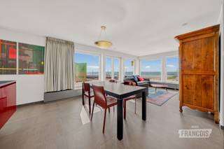 Op een absolute toplocatie aan de Zeedijk van Wenduine bevindt zich dit prachtig gerenoveerde appartement. Dankzij het frontale zeezicht geniet u niet alleen vanuit de lichtrijke leefruimte en de open keuken van een adembenemend panorama, maar ook vanuit beide slaapkamers. Een unieke woonbeleving waar de zee steeds centraal staat.<br /><br />Bij het betreden van het appartement wordt u verwelkomd in een ruime inkomhal met een afzonderlijk gastentoilet. Via een stijlvolle glazen deur komt u in de royale leefruimte met volledig uitgeruste open keuken. Door deze open indeling vloeien wonen, koken en genieten naadloos in elkaar over, terwijl de grote raampartijen ervoor zorgen dat het fenomenale zeezicht vanuit vrijwel elke hoek van de leefruimte zichtbaar is. <br /><br />Verder beschikt het appartement over twee ruime slaapkamers, die beide uitkijken op de zee en zo elke ochtend een uitzonderlijk uitzicht bieden. Daarnaast is er een praktische technische ruimte die momenteel eveneens als wasruimte wordt gebruikt evenals een stijlvolle badkamer uitgerust met een inloopdouche, dubbele lavabo en een tweede toilet.<br /><br />Als extra troef beschikt het appartement over een privatieve kelderberging en een gemeenschappelijke fietsenberging wat het wooncomfort nog verder verhoogt.<br /><br />Ook op technisch vlak scoort deze eigendom uitstekend dankzij de gunstige EPC-score, de conforme elektrische installatie en de centrale verwarming op aardgas.<br /><br />Bent u op zoek naar een vaste woonplaats aan de Belgische kust, een luxueus tweede verblijf of een interessante investering? Dan is dit instapklare appartement met zijn uitzonderlijke ligging en ongeëvenaarde zeezicht een bezoek meer dan waard.<br /><br />