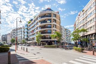 Appartement agréable, situé au troisième étage, offrant une vue latérale sur la mer et sur les boutiques exclusives de l'avenue Littoral.Le spacieux...