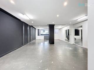 TEL: 0456 12 69 85 MAIL: clara.jacquy@weinvest.beWe Invest heeft het genoegen u deze commerciële gelijkvloerse ruimte van 105 m² voor te stellen,...