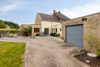 <strong>Landelijk gelegen woning te Binkom (Lubbeek) met o.a. een bewoonbare oppervlakte van 236 m², 1 slaapkamer (met mogelijkheid tot meerdere slaapkamers op de eerste verdieping), een adembenemend uitzicht over de landelijke omgeving en zoveel meer. EPC-label D. Watertoets: A/A.</strong><br /><br />De woning beschikt op het gelijkvloers over een inkomhal, vestiaireruimte, apart toilet, een zeer ruime open leefruimte met onder meer een zithoek, bureauruimte, eetplaats en keuken. Verder bevinden zich op deze verdieping nog een tweede eetruimte, een badkamer, een technische ruimte en een gelijkvloerse slaapkamer.<br /><br />De eerste verdieping/zolderruimte is momenteel niet ingericht, maar biedt binnen het bestaande volume enorm veel uitbreidingsmogelijkheden. Het is perfect mogelijk om hier nog drie extra slaapkamers te creëren.<br /><br />Daarnaast beschikt de woning over een kelder.<br /><br />Buiten zijn er twee parkeerplaatsen naast de woning, een ruim terras, een garage als bijgebouw en een prachtige tuin met uitzicht over het omliggende landelijke landschap. Dankzij de ligging op een heuvel geniet de woning van een uitzonderlijk vergezicht, wat deze eigendom een uniek karakter geeft.<br /><br />De woning geniet bovendien van een goede verkeerstechnische ligging ten opzichte van de E40, scholen, openbaar vervoer, winkels en andere voorzieningen.<br /><br />Interesse? Bel naar 0496 07 89 48.