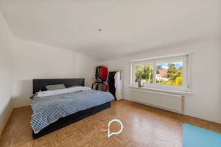 Op zoek naar een ruime en veelzijdige woning in het groene en gegeerde De Pinte? Deze verrassend ruime woning met een bewoonbare oppervlakte van...