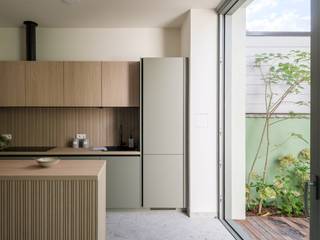 Deze luxueus gerenoveerde rijwoning in Gent belichaamt de perfecte balans tussen hedendaags comfort en tijdloze charme. Tijdens de recente...