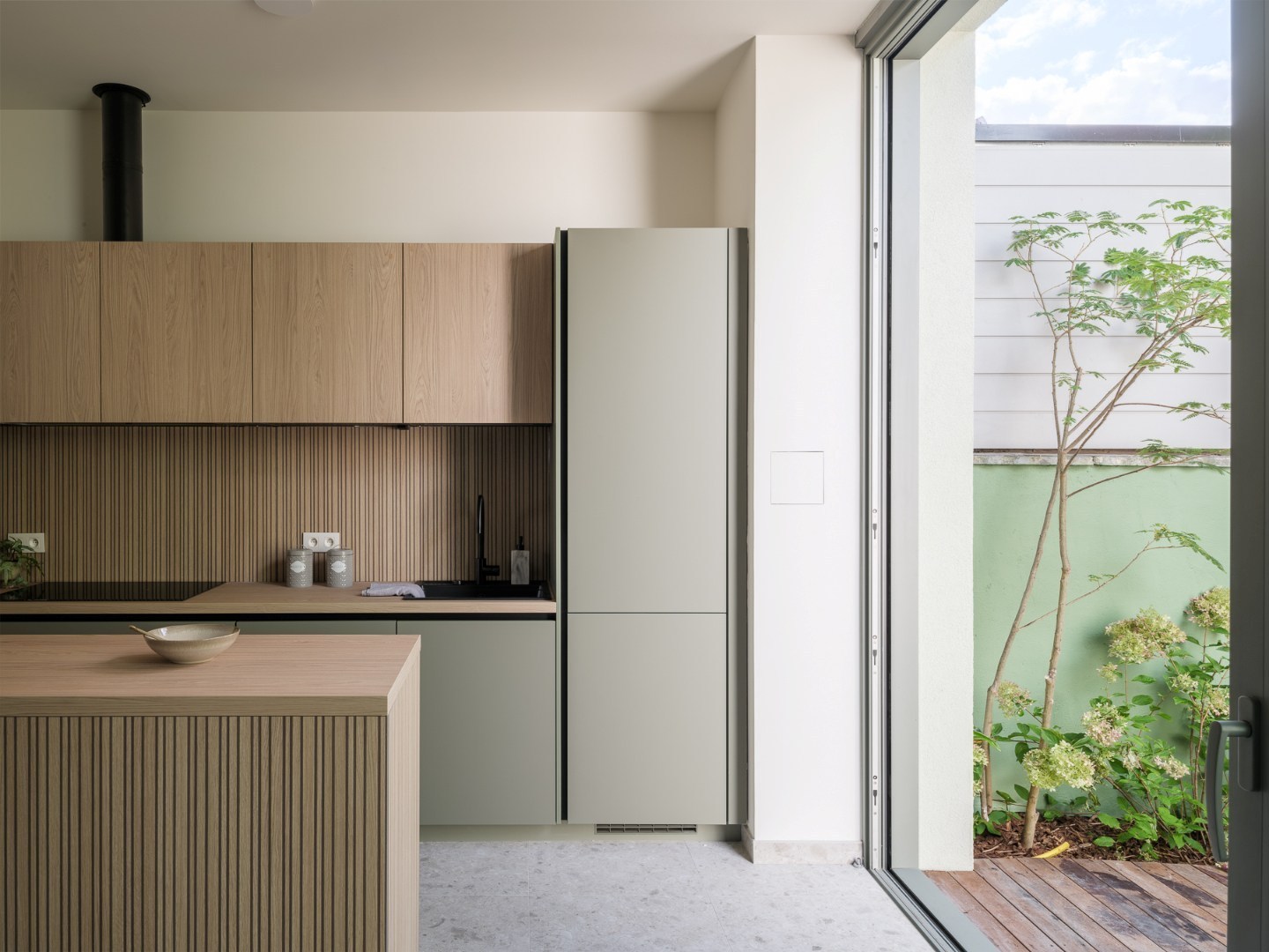 Luxueus gerenoveerde rijwoning met stijlvolle groene patio in Gent - foto 1