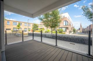 <strong>De ligging</strong><br />Dit recent appartement is gelegen op de <strong>gelijkvloerse verdieping</strong> van 'Hof ter Landa' in Kruishoutem, op een heel centrale doch uiterst rustige ligging vlakbij diverse winkels - horecazaken en faciliteiten. De aanpalende randgemeenten (Deinze-Oudenaarde-Waregem...) zijn allen op ca 10 min. rijden gelegen. Tevens is er een vlotte verbinding met het het op- & afrittencomplex van de E17 waardoor u op amper 30 min. de beide centrumsteden Gent-Kortrijk bereikt.<br /><br /><strong>Het appartement</strong><br />Het appartement is volledig instapklaar en bevat o.a. 2 slaapkamers, een ruime en lichtrijke leefruimte, overdekt terras met terrasberging vooraan het appartement en terras met tuin achteraan het appartement. Tevens is er een <strong>ondergrondse autostaanplaats inbegrepen in de huurprijs</strong>!<br /> <br /><span><strong>Indeling</strong><br /><span>Inkomhal - afzonderlijk toilet - grote leefruimte met open keuken voorzien van alle hedendaagse toestellen - bergruimte voorzien van aansluiting voor wasmachine/droogkast - slaapkamer 1 - slaapkamer 2 - badkamer met combi ligbad/douche en wastafel. Aansluitend op de leefruimte is er een <strong>overdekt terras</strong> aanwezig vooraan (met terrasberging) <strong>én terras met tuin </strong>achteraan tevens bereikbaar via de leefruimte alsook via de slaapkamer. </span></span><br />In het kelderverdiep is een privatieve parkeerplaats en <strong>gemeenschappelijke fietsberging en vuilnisberging</strong> ter beschikking.<br /> <br /><strong>Troeven</strong><br />- volledig instapklaar!!<br />- zeer energiezuinig!! (A-label)<br />- rustige doch centrale ligging!!<br />- hoekappartement (lichtrijk)!!<br /><span> </span><br /><span><span>Gemeenschappelijke kosten: € 50.00 / maand</span><br /><br /><span>Beschikbaarheid: 01/11/2026 (of vanaf 15/09 otk huidige huurder)</span></span><br /> <br />Voor meer informatie of een bezoek reageer via het contactformulier of stuur een mail naar info@hckinvest.be