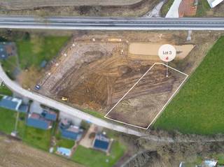 Ontdek deze uitzonderlijk ruime villabouwgronden in een groene en residentiële omgeving in Chaumont-Gistoux.<br /><br />Gesitueerd in het binnengebied tussen de Chaussée de Huy en de Rue Saucis, kan je hier volop genieten van mooie zichten.<br /><br />De omgeving biedt een goede balans tussen een rustige ligging net buiten het centrum en de nabijheid van essentiële voorzieningen en verbindingen.<br /><br />De uitstekende bereikbaarheid naar zowel Vlaams- als Waals-Brabant is ideaal voor wie op zoek is naar een rustige woonomgeving met vlotte verbindingen naar de stedelijke centra van o.m. Louvain-la-Neuve, Leuven, Tienen, Brussel en Namen.<br /><br />De royale perceelgroottes en de vrijheid om te bouwen zonder bouwverplichting maakt dit een unieke kans voor wie ruim, stijlvol en op eigen tempo wil bouwen in het hart van Waals-Brabant.<br /><br />Dankzij de gunstige stedenbouwkundige voorschriften kan je hier een woning realiseren die perfect aansluit bij jouw wensen. <br /><br />Benieuwd naar de mogelijkheden? Contacteer ons voor meer info.