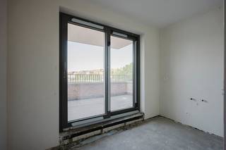 Het appartement beschikt over een bewoonbare oppervlakte van 87m² en een ruim, aangenaam terras van maar liefst 15m², ideaal om te genieten van rust en buitenruimte.<br /><br />De indeling is praktisch en doordacht:<br />- Een volledig uitgeruste keuken met toegang tot het terras (15m²)<br />- Lichtrijke leefruimte met grote raampartijen<br />- 2 volwaardige slaapkamers<br />- Een volledig uitgeruste badkamer<br />- Een praktische bergruimte<br />- Apart gastentoilet<br />- Mogelijkheid tot aankoop carport<br /><br />Dankzij de gunstige ligging heb je in het centrum van Bissegem alles binnen handbereik. Daarnaast bevindt Kortrijk zich op fietsafstand, terwijl ook de belangrijkste invalswegen vlot bereikbaar zijn. Dit maakt het appartement ideaal voor zowel eigen bewoning als investering.<br /><br />Aankoop mogelijk onder 6% BTW.<br /><br />Bent u op zoek naar een energiezuinig nieuwbouwappartement met terras? Dan is dit appartement in de residentie Greenscape zeker een bezoek waard.<br /><br />Neem contact op met één van onze makelaars Sarah (0493 25 46 80) of Michelle (0493 25 46 81).<br /><br />Deze AI-visualisaties zijn bedoeld als inspiratie. Er werd geen rekening gehouden met technische specificaties, stedenbouwkundige voorschriften of de concrete mogelijkheden tot realisatie.
