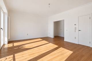 Instapklaar en totaal gerenoveerd appartement van maar liefst 120 m² met 2 slaapkamers in hartje Willebroek!<br />Belangrijk, de EPC score die zichtbaar is in de publicatie is van voor de renovatie, de nieuwe score zal 225kWh/m2jaar (label C) zijn. <br /><br />Op zoek naar een ruim, lichtrijk appartement dat volledig vernieuwd werd én waar u de eerste bewoner van kan zijn? <br />Dan is dit prachtige appartement gelegen in centrum Willebroek absoluut een bezoek waard.<br /><br />Dit uitzonderlijk ruime appartement van ca. 120 m² bevindt zich op de eerste verdieping van een kleinschalig gebouw, wat zorgt voor een aangename woonomgeving én zeer lage gemeenschappelijke kosten. Het appartement werd van A tot Z gerenoveerd met oog voor comfort en hedendaagse afwerking. <br />De keuken en binnendeuren zullen door de eigenaar nog volledig geplaatst worden en zijn in de prijs inbegrepen. <br /><br />De indeling omvat:<br />een zeer ruime inkomhal;<br />een lichtrijke woonkamer met grote raampartijen en overvloedig natuurlijk licht;<br />twee volwaardige slaapkamers;<br />een apart gastentoilet;<br />een badkamer voorzien van een lavabomeubel, toilet, ruime inloopdouche en aansluitingen voor wasmachine en droogkast.<br /><br />Daarnaast beschikt het gebouw over een praktische gemeenschappelijke fietsenberging waar eveneens vuilbakken geplaatst kunnen worden.<br /><br />De ligging is een absolute troef. Het appartement bevindt zich op een centrale locatie in Willebroek, vlakbij winkels, supermarkten, scholen, openbaar vervoer en horecazaken. Dankzij de vlotte verbindingen naar de A12 en E19 bereikt u snel steden zoals Antwerpen, Mechelen en Brussel. Ook het station van Willebroek bevindt zich op korte afstand, wat het appartement ideaal maakt voor pendelaars.<br /><br />Interesse? Neem vandaag nog contact op voor meer informatie of een bezoek ter plaatse!