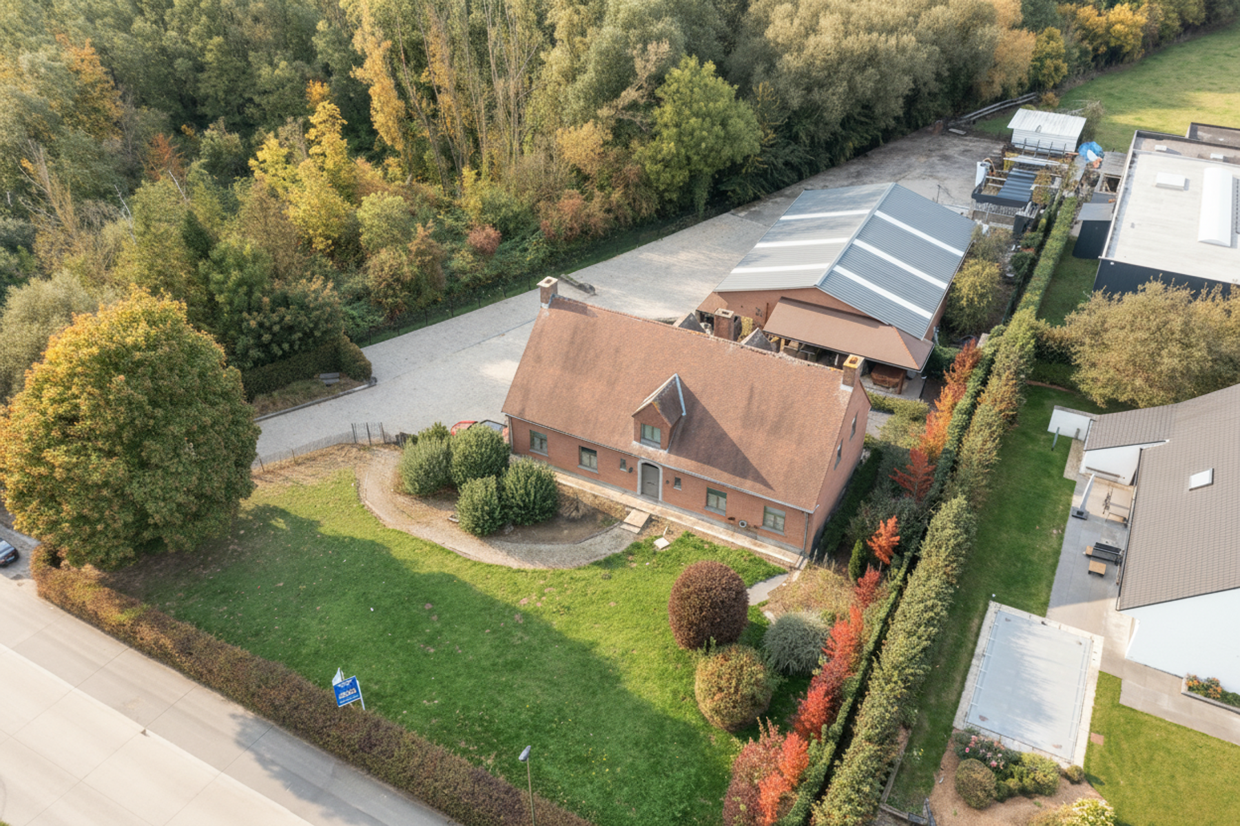 Woning met loods en vrachtwagenparking op toplocatie - foto 2