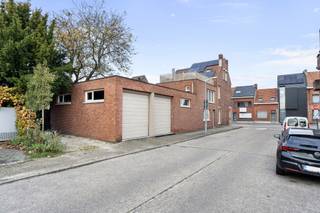 <strong>Interessante en instapklare woning met kantoor of handelsruimte op gunstige ligging te Turnhout</strong><br />Elektriciteit goedgekeurd | Hoge dubbele garage | Mogelijkheid omvormen naar enkel woongelegenheid<br /><br /><strong>Gunstig gelegen</strong> nabij het centrum, winkels, scholen en openbaar vervoer, alsook een vlotte verbinding naar de Ring en E 34 Antwerpen - Eindhoven. Gelegen op de hoek van de Stwg op Oosthoven en Bloemfonteinstraat.<br /><br /><strong>Een ideale woning voor de combinatie wonen/werken</strong><br /><br />Dit pand bestaat uit een aparte winkelruimte/praktijkruimte met heel wat ingemaakte meubels en kasten.<br />Achter de praktijkruimte vinden we een bureau-of kantoorruimte, met hierachter een extra kamer met natuurlijke lichtinval die naar wens ingericht kan worden, een apart toilet en een 2e badkamer met douche en wastafel. Langs de Bloemfonteinstraat werd tevens een buitendeur voorzien als toegang tot het privégedeelte zodat dit volledig gescheiden kan worden indien gewenst.<br /><br />Verder op het gelijkvloers, langs de zijstraat kom je terecht in de zeer ruime dubbele garage, uitgerust met 2 hoge automatische poorten.. Ideaal voor een kleine zelfstandige die hier heel wat materiaal kwijt kan en steeds parkeerplek heeft voor een hoge camionette.<br />Met een totale oppervlakte van +/-140 m² biedt het gelijkvloers veel mogelijkheden qua indeling voor zowel privé gebruik als zelfstandigen met nood aan magazijn/praktijk/kantoorruimtes.<br /><br />Op de eerste verdieping vinden we een ontzettend lichtrijke leefruimte bestaande uit een eetplaats met gezellige verhoogde zithoek en een volledig ingerichte open keuken, dewelke voorzien is van inductievuur, ijskast, vaatwasser, combi-oven en dubbele spoelbak. Hier bevindt zich ook de badkamer met douche in bad, toilet en dubbele wastafel in meubel. Van hieruit en vanuit de hal ook toegang tot de grootste slaapkamer op houten plancher vloer. Op de 2e verdieping treffen we de 2 overige ruime en lichte slaapkamers en op 1,5 verdieping het toffe afgemaakte dakterras. Verder is er nog een handige bergzolder en ruime en droge kelder, eventueel wasplaats voorzien. <br /><br /><strong>Algemeen:<br />- Volledig gerenoveerd in 2015</strong><br /><strong>- Ideale combinatie werken/wonen</strong><br /><strong>- Dubbele garage met poorten geschikt voor lichte vracht</strong><br />-<strong> 10 zonnepanalen + batterij</strong><br /><strong>- Goedgekeurde elektriciteit tem 2047<br /></strong>- Omvorming naar eengezinswoning mogelijk mits voorwaarden