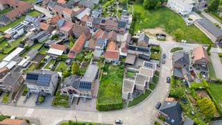 <strong>Bouwgrond voor halfopen bebouwing in het charmante Grote Spouwen (Bilzen)</strong><br /><br />Op zoek naar de ideale locatie om uw droomwoning te realiseren? Deze mooie bouwgrond voor halfopen bebouwing, gelegen aan de rustige Schoolsteeg in Grote-Spouwen, biedt een uitstekende combinatie van ruimte, ligging en potentieel.<br /><br />Met een perceeloppervlakte van <strong>3a 73ca </strong>geniet u hier van voldoende mogelijkheden om een comfortabele gezinswoning met tuin te bouwen, volledig afgestemd op uw eigen woonwensen.<br /><br />De rustige en kindvriendelijke omgeving zorgt voor aangenaam wonen, terwijl winkels, scholen en verbindingswegen zich op korte afstand bevinden. Hier woont u in een groene omgeving met een vlotte bereikbaarheid richting Bilzen en omliggende gemeenten.<br />Een ideale opportuniteit voor wie rustig wil wonen en toch alle voorzieningen binnen handbereik wenst.<br /><br />Zie jij jezelf hier al wonen en kriebelt het om eraan te beginnen? Neem dan gerust contact met ons op. We vertellen je met plezier alle details en bekijk samen met jou de mogelijkheden.<br /><br />Bel ons op het nummer: 0032 497 84 48 80<br />Of mail naar info@caenenvastgoed.be<br />Wie weet zet jij hier binnenkort de eerste steen!