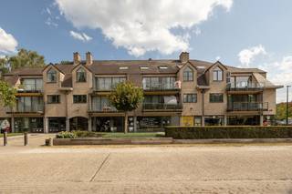 <p><em>Beste bezoeker,</em></p>
<p>Bij het binnenkomen in dit appartement valt meteen op hoe het natuurlijke licht de volledige leefruimte vult. Met een bewoonbare oppervlakte van 120 m² heb ik hier een plek ontdekt waar ruimte en licht perfect in balans zijn, wat meteen een warm gevoel van thuiskomen geeft.</p>
<p>De troeven van dit eigendom zitten in de details: een functionele eetkeuken, een verrassend grote bijkeuken die ook dienst doet als wasplaats en tal van ingemaakte kasten. Met twee slaapkamers, een terras van 10 m² en een privatieve kelder is dit een uiterst compleet aanbod waar comfort en bereikbaarheid centraal staan.<br /><br />Ondergrondse autostaanplaats verplicht bij aan te kopen aan 15.000 euro.</p>
Mag ik u binnenkort verwelkomen voor een persoonlijke rondleiding in dit lichtrijke appartement.<br /><br />Met vriendelijke groet,<br />Kristel