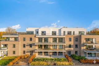 Dit dakappartement van 203 m² ligt in Domein Beverhof langs de Beversesteenweg in Roeselare. Het bevindt zich in een afgesloten domein met een...