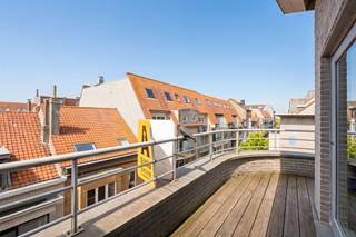 <h3><span>Instapklaar duplexappartement met zonneterras op toplocatie in Bredene</span></h3><p><span>Op zoek naar een ruim en lichtrijk appartement vlak bij zee? Dit uitstekend onderhouden duplexappartement op de 3de en 4de verdieping combineert ruimte, comfort en een uitstekende ligging in het hart van Bredene.</span></p><p><span>Het hoekappartement geniet van veel natuurlijke lichtinval en beschikt over een grote zonnige leefruimte met een ruime open, volledig ingerichte keuken. Aansluitend vindt u een aangenaam zonneterras waar u in alle rust van de zon kan genieten.</span></p><p><span>De duplex omvat verder:</span></p><ul><li><span>3 volwaardige slaapkamers </span></li><li><span>badkamer met moderne inloopdouche </span></li><li><span>2 praktische bergingen </span></li><li><span>2 aparte toiletten </span></li><li><span>conforme elektrische installatie </span></li><li><span>instapklare afwerking </span></li></ul><p><span>Dankzij de hoekligging geniet het appartement van een open gevoel, veel licht en een aangename oriëntatie.</span></p><p><span>Topligging op wandelafstand van zee, winkels en tramhalte ideaal als vaste woonst, tweede verblijf of investering.</span></p><p><span>Mogelijkheid tot aankoop van een garage in dezelfde straat.</span></p><p><span>Troeven:<br />Ruim duplexappartement<br />Veel lichtinval<br />Zonnig terras<br />3 slaapkamers<br />Elektriciteit conform<br />Goed onderhouden en instapklaar<br />Nabij zee, winkels en openbaar vervoer</span></p><p><span>Interesse? Contacteer ons voor een bezoek!</span></p>