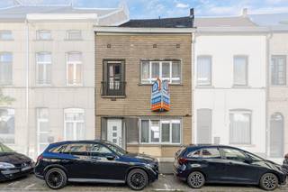 <p>In het <strong>centrum van Aalst</strong> vinden we deze <strong>te renoveren</strong> woning terug met <strong>vier slaapkamers</strong>. De woning is gelegen op <strong>wandelafstand</strong> van het centrum van Aalst en biedt tal van mogelijkheden met een bewoonbare oppervlakte van <strong>195m²</strong>. De woning betreden we via de ruime inkomhal. Via de inkomhal komen we in de <strong>ruime leefruimte</strong> terecht. Via de leefruimte komen we in de keuken terecht, waar zich een vaste trap bevindt voor de <strong>kelder</strong> die ideaal kan dienen als opbergruimte. Via de keuken betreden we een <strong>eerste badkamer</strong> die voorzien is van een <strong>douchecabine en een toilet</strong>. Via de keuken betreden we ook het <strong>gezellige terras</strong>. Via een vaste trap betreden we de <strong>eerste verdieping</strong>. Hier bevinden zich <strong>twee slaapkamers en een bureauruimte</strong>. Via een vaste trap betreden we de <strong>tweede verdieping</strong>. Hier bevinden zich <strong>twee slaapkamers</strong> en een <strong>badkamer</strong> die voorzien is van een <strong>douche en een toilet</strong>. <strong>EPC (D) - CV op Gas - Centrum Aalst</strong></p>