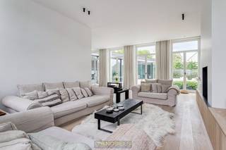 In het hart van Semmerzake, op een uiterst centrale en rustige ligging, bevindt zich deze prachtig gerenoveerde burgerwoning. Deze unieke...