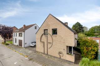<p>Wie op zoek is naar ruimte, rust en een groene omgeving zonder de stad helemaal los te laten, vindt in de Vredelaan in Weerde een fijne thuisbasis. Deze instapklare woning ligt in een rustige, residentiële buurt aan de rand van de stad en combineert de charme van een verzorgd karakterpand met het comfort van eigentijdse afwerking. Zodra je binnenstapt via de inkomhal, voel je dat dit huis klaarstaat om meteen bewoond te worden.</p><p> </p><p>Het gelijkvloers is doordacht ingedeeld: een lichtrijke woonkamer van 37 m² sluit naadloos aan op de eetkamer van 19,2 m² en de geïnstalleerde keuken, uitgerust met onder meer inductievuur, dubbele oven, stoomoven en vaatwasser. Een aparte bureau, een wasplaats (met wasluik!!), berging en gastentoilet maken het gelijkvloers bijzonder functioneel.</p><p>Op de eerste verdieping vind je vier ruime slaapkamers, verdeeld over 13,3, 16,3, 11 en 11,9 m², aangevuld met twee volledig uitgeruste badkamers – één met bad, één met douche – en een praktische nachthal.</p><p>De zolder van maar liefst 53,6 m² biedt extra opslag- of uitbreidingsmogelijkheden, terwijl het tuinhuis nog eens 15,1 m² bijkomende bergruimte geeft.</p><p> </p><p>Deze woning werd in 2004 uitgebreid en vergroot, met een nieuwe ketel in 2006, en oogt vandaag nog steeds fris en verzorgd.</p><p>Extra troeven zijn de plug-in-zonnepanelen met thuisbatterij, een regenwaterput van 20.000 liter en vloerverwarming in combinatie met radiatoren – stuk voor stuk elementen die bijdragen aan het energiezuinige karakter van deze woning (EPC-score 215).</p><p> </p><p>Buiten geniet je van een zongerichte tuin op het zuidwesten van maar liefst 500 m², met een aangenaam terras van 36,8 m² – ideaal om zomerse avonden te verlengen. De tuin is alsook volledig omheind en er is een hondenweide op wandelafstand. </p><p>Buiten parkeren is geen probleem dankzij de oprit met laadpaal voor elektrische wagens.</p><p> </p><p>De ligging in Weerde is een echte troef: winkels, scholen, openbaar vervoer en het station bevinden zich op wandel- of fietsafstand, terwijl de invalswegen richting Brussel, Mechelen en Antwerpen vlot bereikbaar zijn. Zo combineer je de rust van een groene woonwijk met alle gemakken van de stad binnen handbereik. Technopolis, provinciaal domein Hofstade en dierentuin Planckendael zijn vlakbij. Wil je deze verrassend ruime en instapklare woning met eigen ogen ontdekken? Plan je bezoek in via onze website - deze Vredelaan-parel verdient het om persoonlijk ervaren te worden.</p>