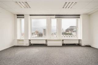 <p><span>Indeling</span>:<br /><br />Bent u op zoek naar een instapklaar en volledig gerenoveerd kantoor in het hart van Antwerpen? Dan is dit unieke pand wellicht precies wat u zoekt. Gelegen op een absolute toplocatie, met uitzicht op het monumentale operagebouw, de groene Rooseveltplaats en het Atheneum, combineert dit kantoor een uitstekende commerciële ligging met hedendaags comfort. <br /><br />Het kantoor bevindt zich op de achtste en tevens hoogste verdieping van het gebouw, bereikbaar met de lift. Bij het betreden van het pand komt u binnen via een inkomhal die leidt naar een ruime, lichtrijke kantoorruimte. Dankzij de indrukwekkende 11 meter brede voorgevel met grote raampartijen, baadt het hele kantoor in natuurlijk licht. De totale bruikbare vloeroppervlakte bedraagt maar liefst 169 m².<br /><br />De indeling van het kantoor is bijzonder praktisch: de grote open ruimte werd opgedeeld in vijf afzonderlijke kantoorruimtes, ideaal voor wie privacy en focus wil combineren met open samenwerking. Daarnaast is er een aparte bergruimte, en een volledig gerenoveerde, moderne keuken die uitgerust is met alle nodige toestellen zoals een koelkast met diepvriesvak, microgolfoven, vaatwasmachine en spoelbak.<br /><br />Verder beschikt het kantoor over twee afzonderlijke toiletten en twee lavabomeubels, wat het gebruiksgemak voor personeel en bezoekers aanzienlijk verhoogt. Een individuele kelderberging behoort eveneens tot het pand en biedt extra opslagmogelijkheden.<br /><br />Met een zeer gunstig EPC en een instapklare staat, is dit kantoor uiterst geschikt voor wie houdt van licht, ruimte en een professionele uitstraling – allemaal midden in de bruisende stad. De ruimte leent zich perfect voor gebruik als kantoor, showroom, praktijk of zelfs een combinatie van wonen en werken.<br /><br /><br /><span>Omgeving</span>:<br /><br />De ligging van dit kantoor is zonder twijfel één van zijn grootste troeven. Gevestigd in het hart van Antwerpen, bevindt het pand zich op een absolute toplocatie met zicht op enkele van de meest iconische plekken van de stad: het monumentale operagebouw, de groene Rooseveltplaats en het historische Atheneum. Deze centrale ligging brengt niet alleen een indrukwekkend uitzicht met zich mee, maar ook een ongeëvenaarde connectie met alles wat Antwerpen te bieden heeft.<br /><br />Op slechts enkele minuten wandelen ligt het Centraal Station, een knooppunt voor trein-, tram- en busverkeer, waardoor zowel medewerkers als klanten het kantoor moeiteloos kunnen bereiken. De nabijheid van grote invalswegen en het ruime aanbod aan openbaar vervoer garanderen een vlotte verbinding, zowel binnen als buiten de stad.<br /><br />De directe omgeving bruist van het leven en combineert cultuur, handel en ontspanning op unieke wijze. De populaire winkelstraat Meir, tal van gezellige cafés, hippe lunchspots, restaurants en kwaliteitsvolle supermarkten bevinden zich allemaal op wandelafstand. Ook andere voorzieningen zoals banken, postkantoren en fitnesscentra zijn binnen handbereik, wat van deze locatie niet enkel een professionele, maar ook een uiterst aangename werkplek maakt.<br /><br />Kortom, dit kantoor bevindt zich in een dynamisch stadsdeel waar het zakelijke perfect samengaat met het stedelijke leven. Een topligging waar bereikbaarheid, zichtbaarheid én leefbaarheid hand in hand gaan.</p>