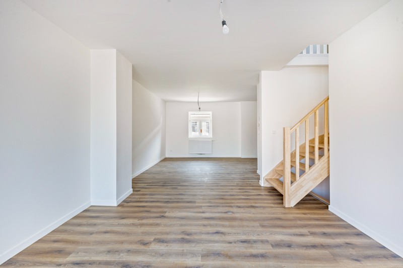 Volledig gerenoveerd, 1 slaapkamer appartement met terras en parkeerplaats TE KOOP in Beveren-Leie! - foto 5