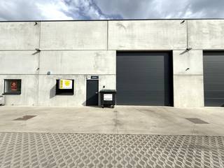 Deze kwalitatieve nieuwbouw KMO-unit van 234 m² is uitstekend gelegen te Sint-Gillis-Waas en biedt tal van mogelijkheden voor opslag, atelier, productie of andere professionele activiteiten.<br /><br />De geïsoleerde bedrijfsunit is opgebouwd uit een duurzame staalstructuur met betonpanelen en geniet van een hoogwaardige afwerking. Dankzij de vrije hoogte van maar liefst 6,15 meter en de ruime sectionaalpoort (4,5 m breed x 4,5 m hoog) is de unit optimaal toegankelijk voor diverse bedrijfsactiviteiten.<br /><br />De unit is verder uitgerust met een gepolierde betonvloer, een steeldeck dak, LED-verlichting, branddetectiesysteem en een elektrische aansluiting van 16A – 3-fasig 400V. Daarnaast is een sanitaire unit met toilet, lavabo en douche inbegrepen.<br /><br /><u><strong>Extra info:</strong></u>
<ul>
<li>Sectionaalpoort met aparte toegangsdeur</li>
<li>Raampartij voor extra lichtinval</li>
<li>Vrije hoogte van 6,15 meter</li>
<li>3.000 liter regenwaterpu</li>
<li>Hoogwaardige en duurzame afwerking</li>
<li>Vlot bereikbaar</li>
</ul>
Een ideale bedrijfsruimte voor ondernemers die op zoek zijn naar een moderne, functionele en strategisch gelegen KMO-unit.<br /><br />Bezoek mogelijk op afspraak.