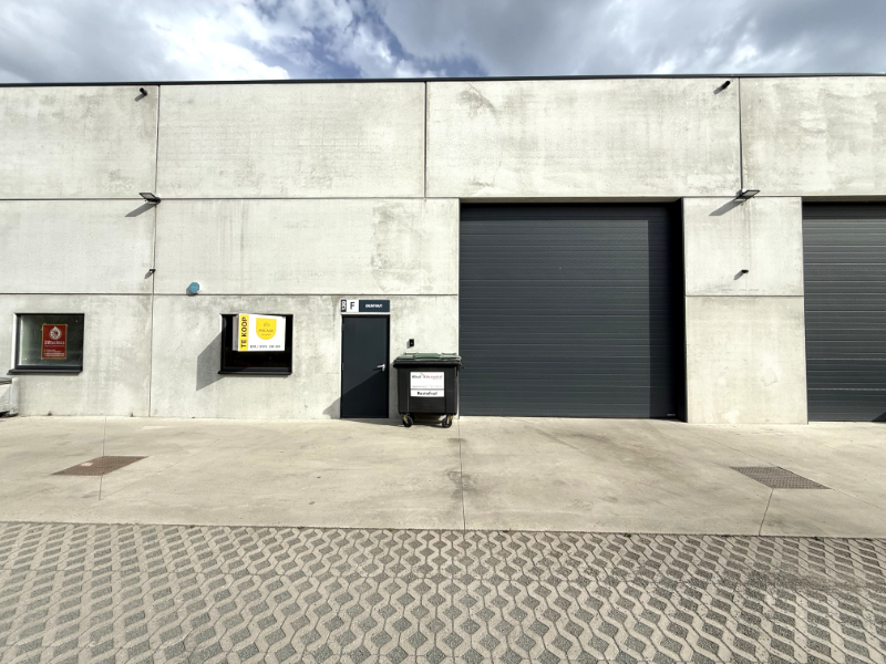 Recente KMO-unit van 234 m² met 2 privatieve parkeerplaatsen - photo 1
