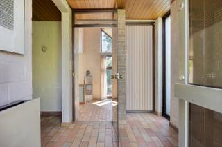 <p><strong><span>Architectenwoning met karakter op een prachtig perceel van bijna 10 are in landelijk Bierbeek! EPC label C<br /><br /></span></strong></p>
<p><span>Op zoek naar een woning met potentieel en een </span><strong><span>origineel architecturaal concept</span></strong><span>? Deze karaktervolle architectenwoning in het landelijke Bierbeek, vlak bij Leuven, biedt een bijzonder uitgangspunt voor wie een woning volledig naar eigen smaak wil opfrissen of renoveren.<br /><br /></span></p>
<p><span>De woning beschikt over </span><strong><span>3 à 4 slaapkamers en </span></strong><span>een inpandige </span><strong><span>garage</span></strong><span> op een ruim terrein van </span><strong><span>bijna 10 are</span></strong><span>. Dankzij de doordachte architectuur en de bijzondere indeling ademt het geheel een eigen karakter uit — ideaal voor wie verder wil kijken dan een klassieke woning.<br /><br /></span></p>
<p><span>De woning vraagt een </span><strong><span>opfrissing of grondige renovatie</span></strong><span>, maar biedt tegelijk tal van mogelijkheden om de bestaande architectuur opnieuw tot haar recht te laten komen en er een hedendaagse, comfortabele thuis van te maken.<br /><br /></span></p>
<p><span>Een woning voor wie </span><strong><span>ruimte, architectuur en mogelijkheden</span></strong><span> weet te waarderen en op zoek is naar een uniek renovatieproject in een groene, landelijke omgeving.</span></p>